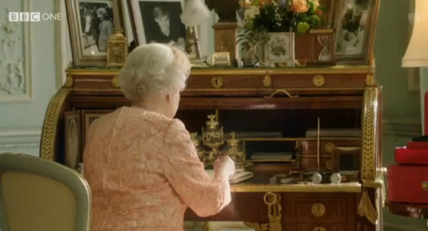 The Queen and Daniel Craig perform James Bond scene for Olympic opening